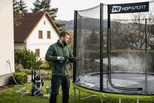 Údržba zahradní trampolíny v praxi: jak vyčistit skákací plochu, síť a konstrukci
