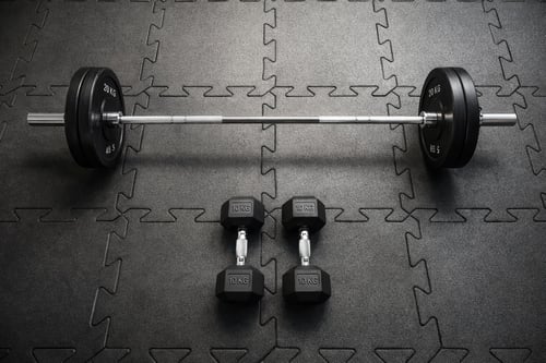 Jak chránit podlahu v domácí posilovně: podložky a stojany pod činky a stroje