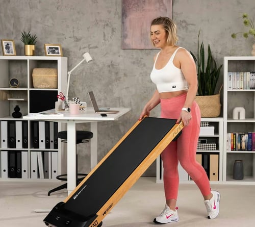 Mlada zena snadno sklada chodici pas od Hop-Sport