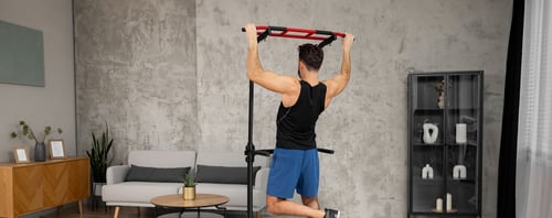 Jak vybrat posilovací hrazdu na doma? Hrazda na zeď nebo hrazda do dveří?