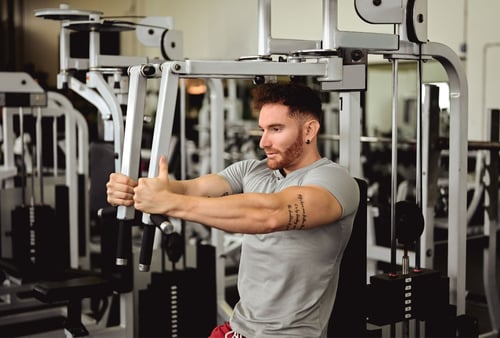 Cvičení na posilovací věži - tréninkový plán s využitím domácí posilovací věže