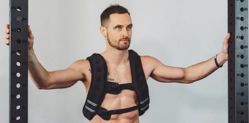 Běhání se zátěžovou vestou. Je zátěžová vesta vhodná pro běžecký trénink?