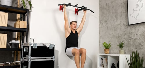 Jak cvičit na hrazdě? Shyby na hrazdě pro začátečníky i pokročilé