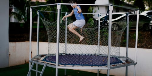Kolik kalorií spálíte při skákání na trampolíně? Venkovní trampolína a hubnutí