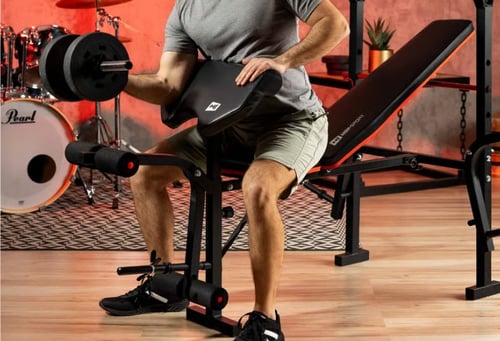 Využijte svou posilovací věž na plno (3. díl): modlitebník a cviky na biceps