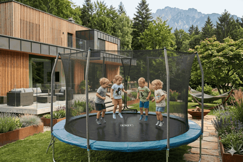 Kam a jak umístit trampolínu na zahradě: podklad, vzdálenosti a bezpečný prostor kolem trampolíny