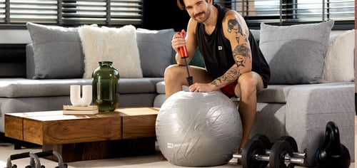 Balón na cvičení – skvělá pomůcka pro zdravé sezení. Jak vybrat gymnastický míč a jak s ním cvičit.