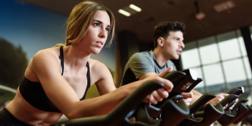 Jak spinning formuje postavu? Jak zařadit cvičení na cyklotrenažéru do tréninkového plánu?