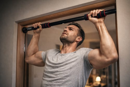 Cviky na hrazdě pro začátečníky: jak se poprvé přitáhnout?