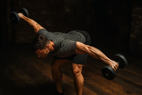 Cviky na trapézy s jednoručkami a s velkou činkou – kompletní průvodce