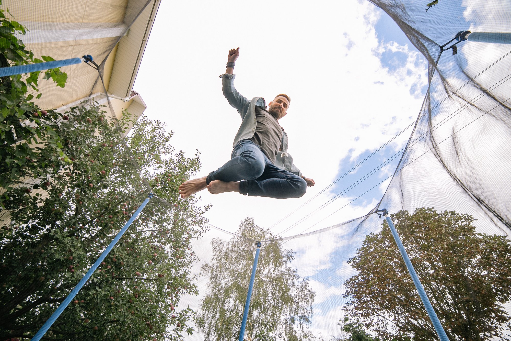 muz skace na trampoline